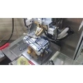 金属のヒンジを挿入します